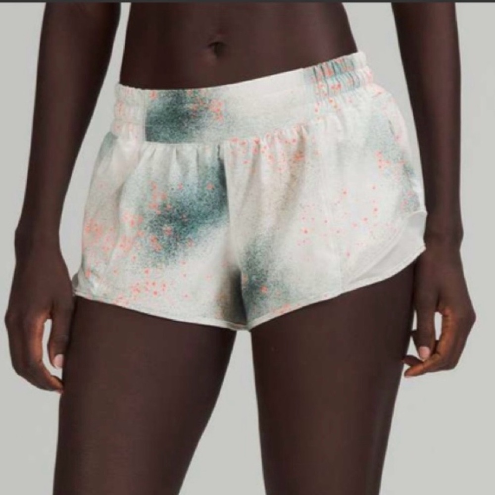 Lululemon Athletica Hotty Hot LR Short 2.5” *Reflective